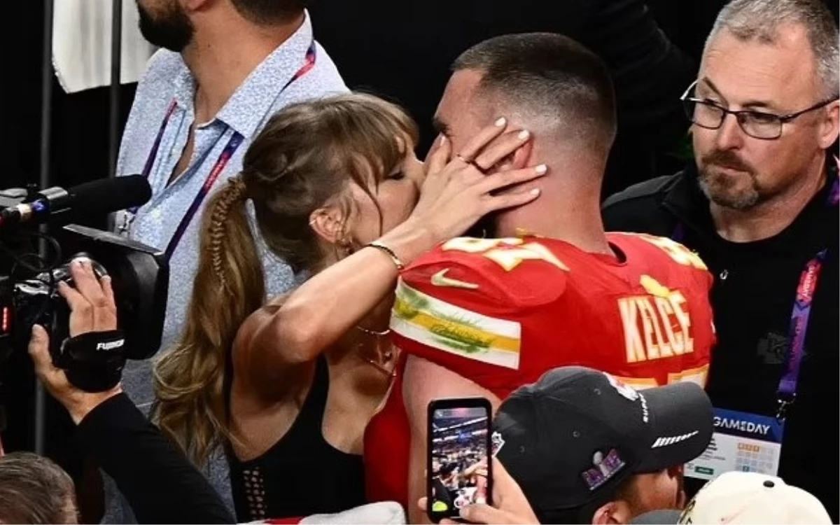 Süper Bowl\'da romantik anlar! Taylor Swift, şampiyonluk kutlamasında sevgilisini öpücüklere boğdu