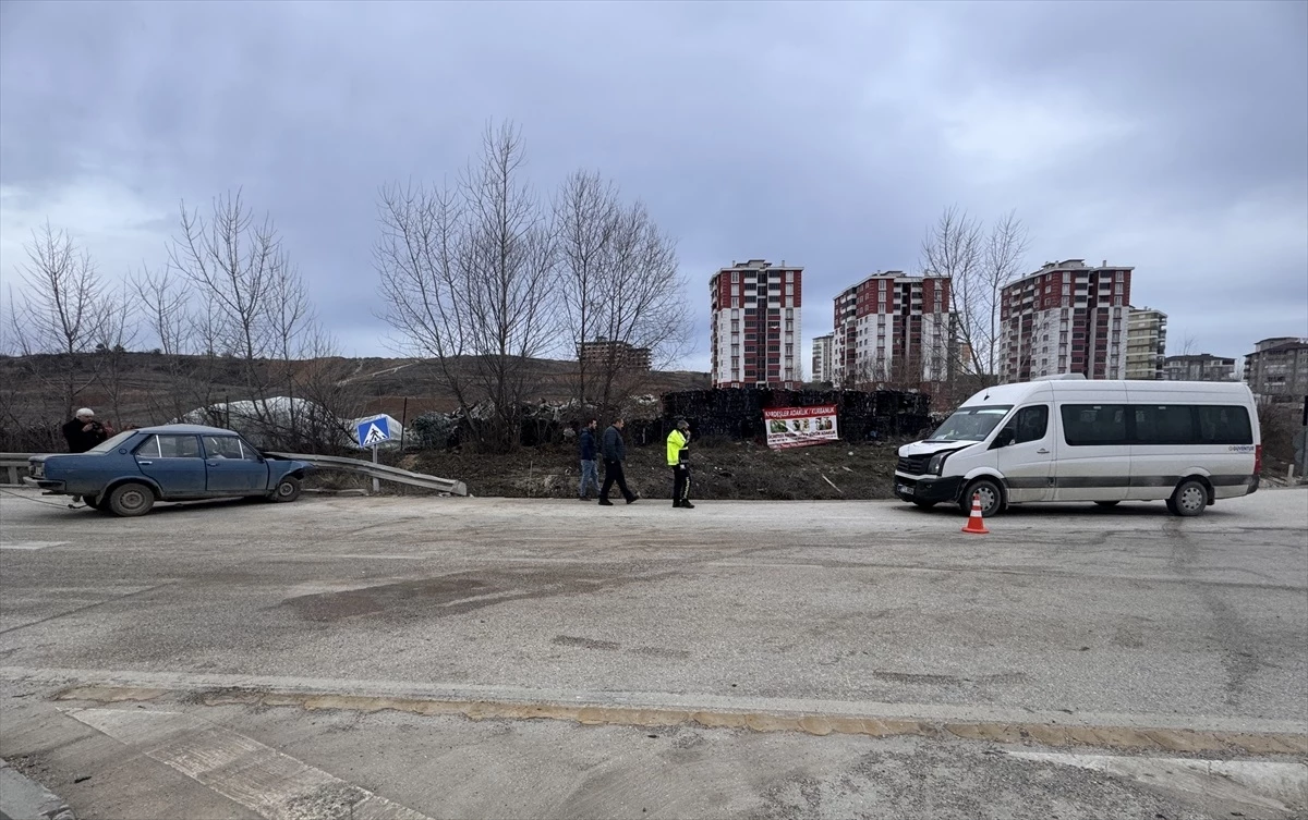 Kastamonu\'da fabrika işçilerini taşıyan minibüs ile otomobil çarpıştı: 6 yaralı