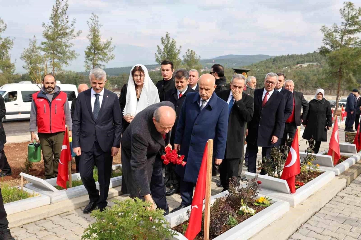 KKTC Cumhurbaşkanı Ersin Tatar, Kahramanmaraş\'taki depremde hayatını kaybedenlerin mezarlarını ziyaret etti