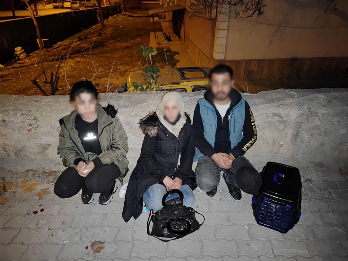 Konya\'da kovalamaca sonucu durdurulan araçta 3 düzensiz göçmen yakalandı, sürücü tutuklandı
