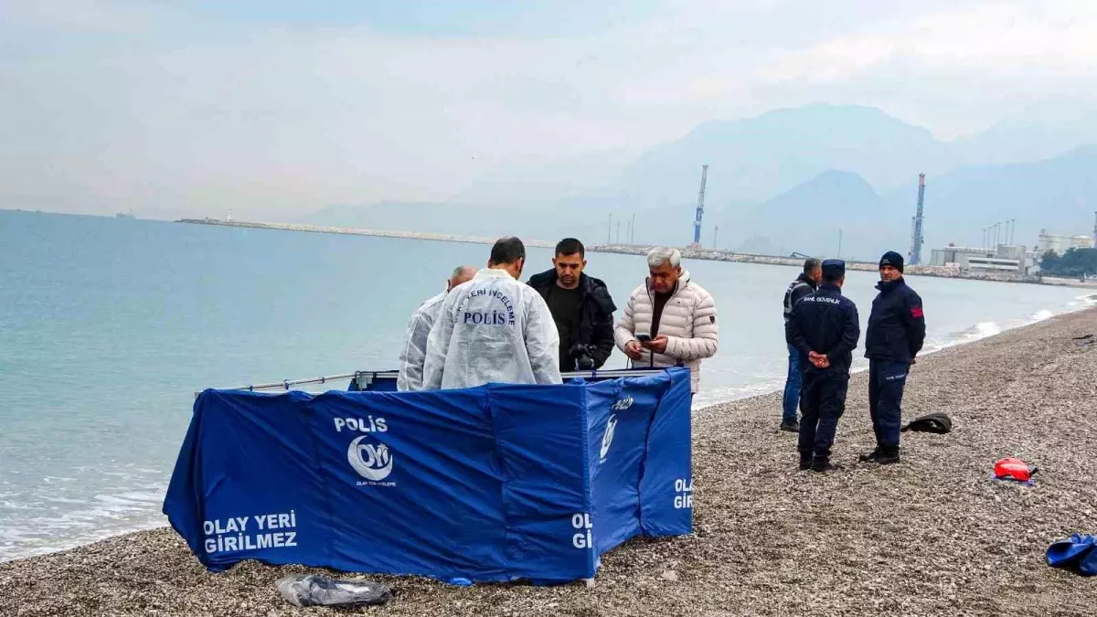 Konyaaltı Sahilinde Yarı Çıplak Bir Şahsa Ait Ceset Bulundu