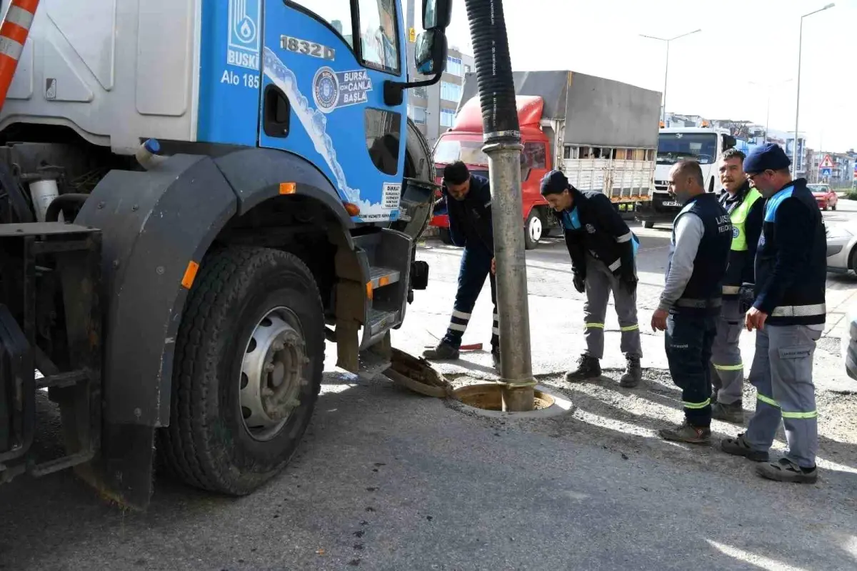 Lapseki Belediyesi Kanalizasyon Temizliği Çalışmalarına Devam Ediyor