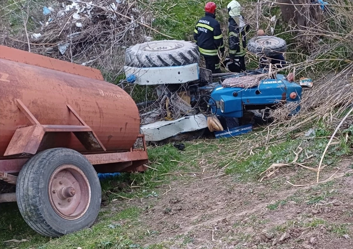 Manisa\'da traktör devrildi, sürücü hayatını kaybetti
