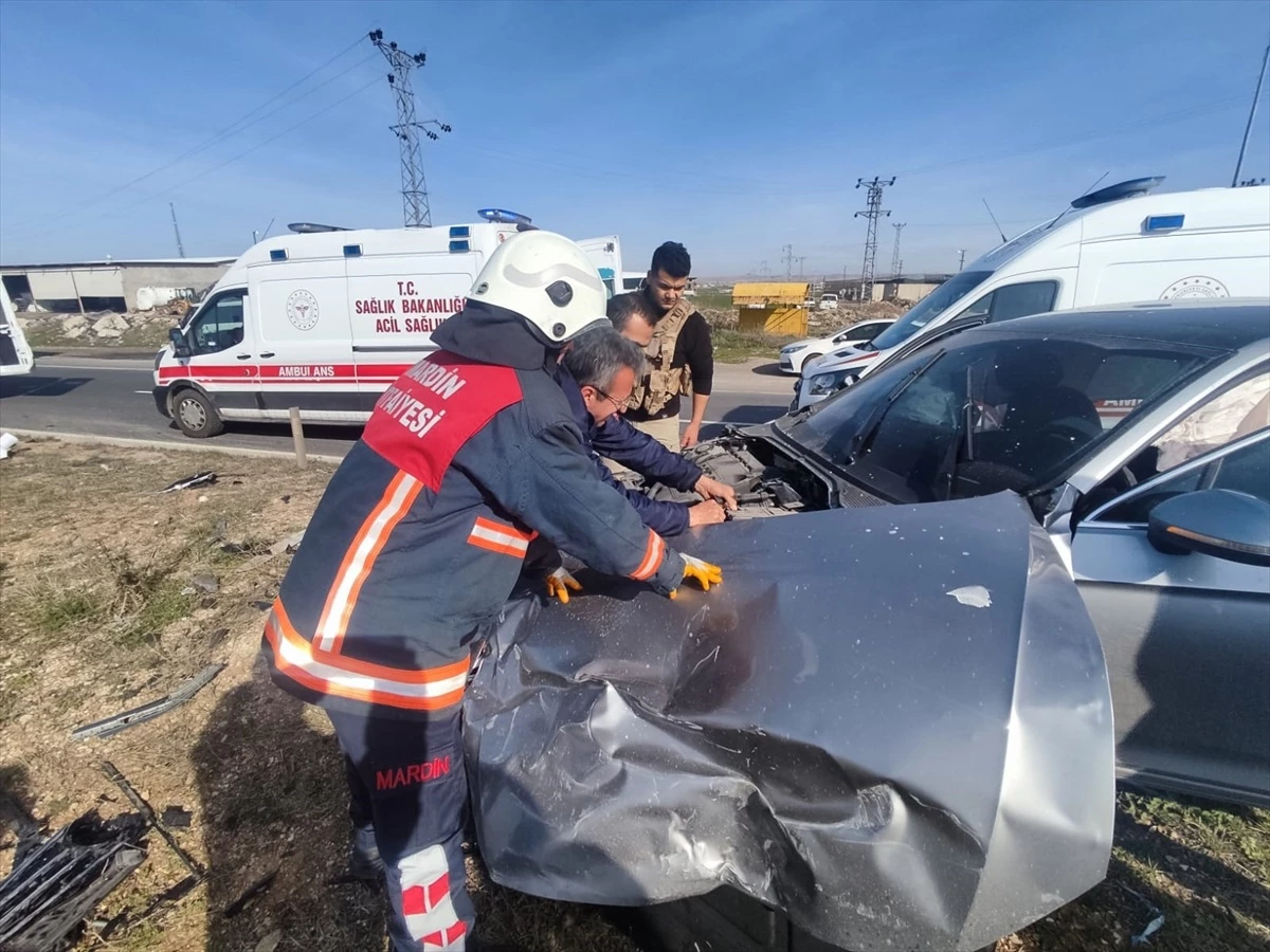 Mardin Nusaybin\'de Otomobil ve Hafif Ticari Araç Çarpıştı: 6 Yaralı