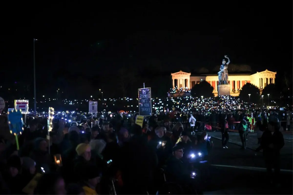 Almanya\'da on binlerce kişi aşırı sağcılığa karşı protesto gösterileri düzenliyor