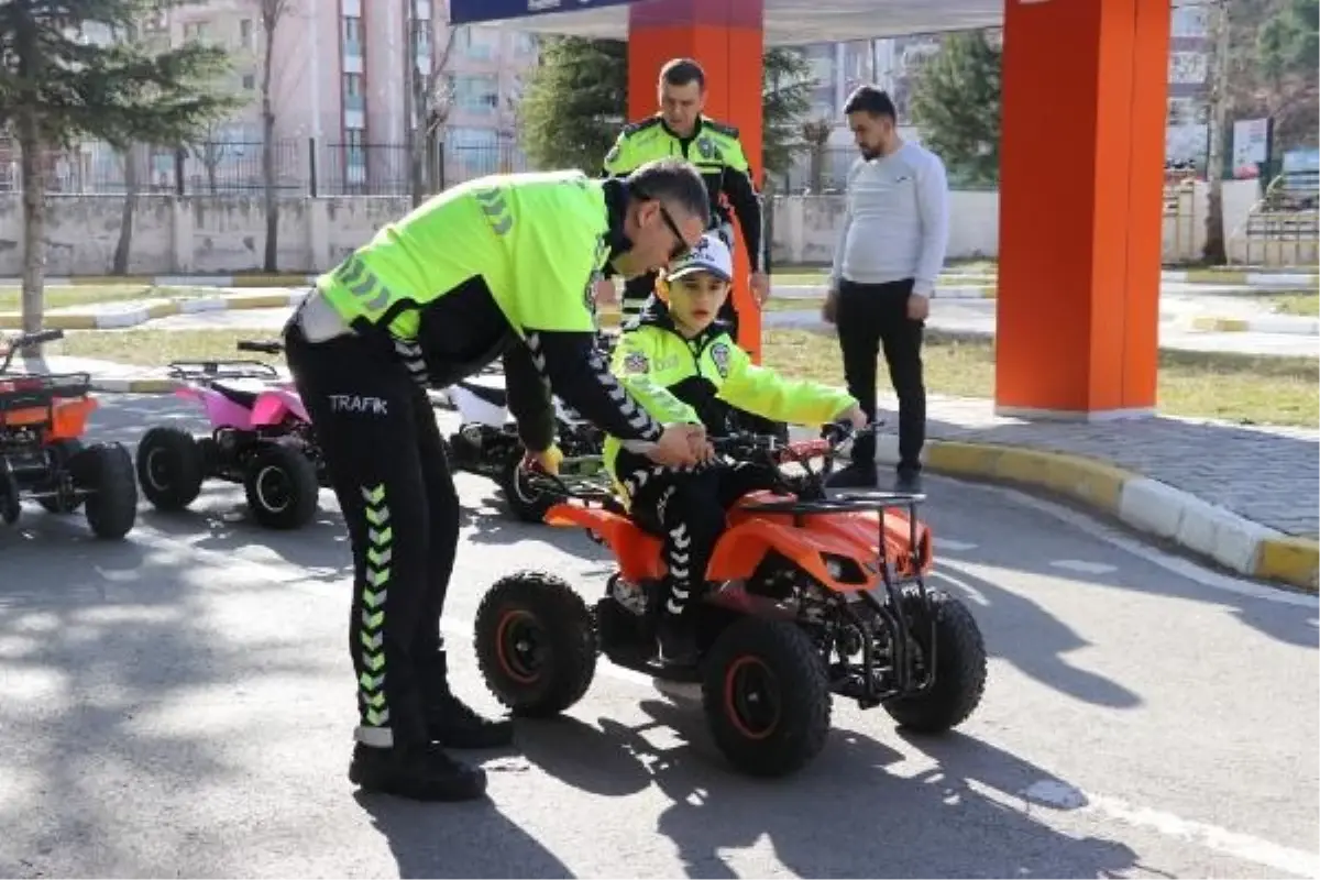 Amasya\'da İlkokul Öğrencisi Oğuz Kağan Mıkkırdı Trafik Polisi Olma Hayalini Gerçekleştirdi