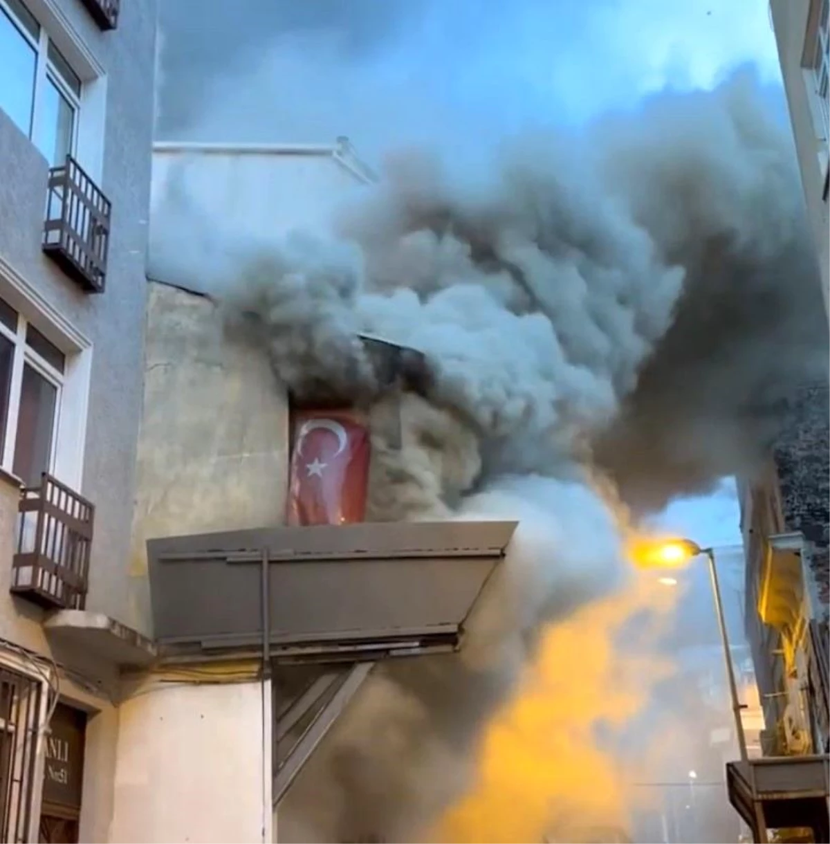 Beşiktaş Ortaköy\'de Ahşap Metruk Binada Yangın Çıktı