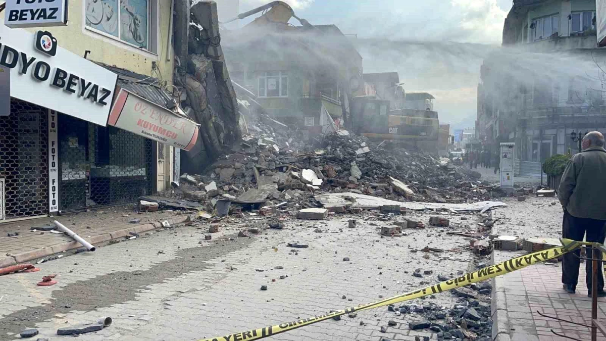 Depremin vurduğu Osmaniye\'de ağır hasarlı binaların kontrollü yıkımı devam ediyor