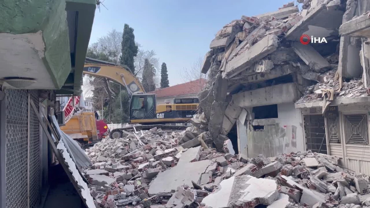 Osmaniye\'de ağır hasarlı binaların yıkımı devam ediyor