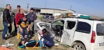 Nusaybin'de otomobil ile hafif ticari araç çarpıştı: 1'i bebek 6 yaralı