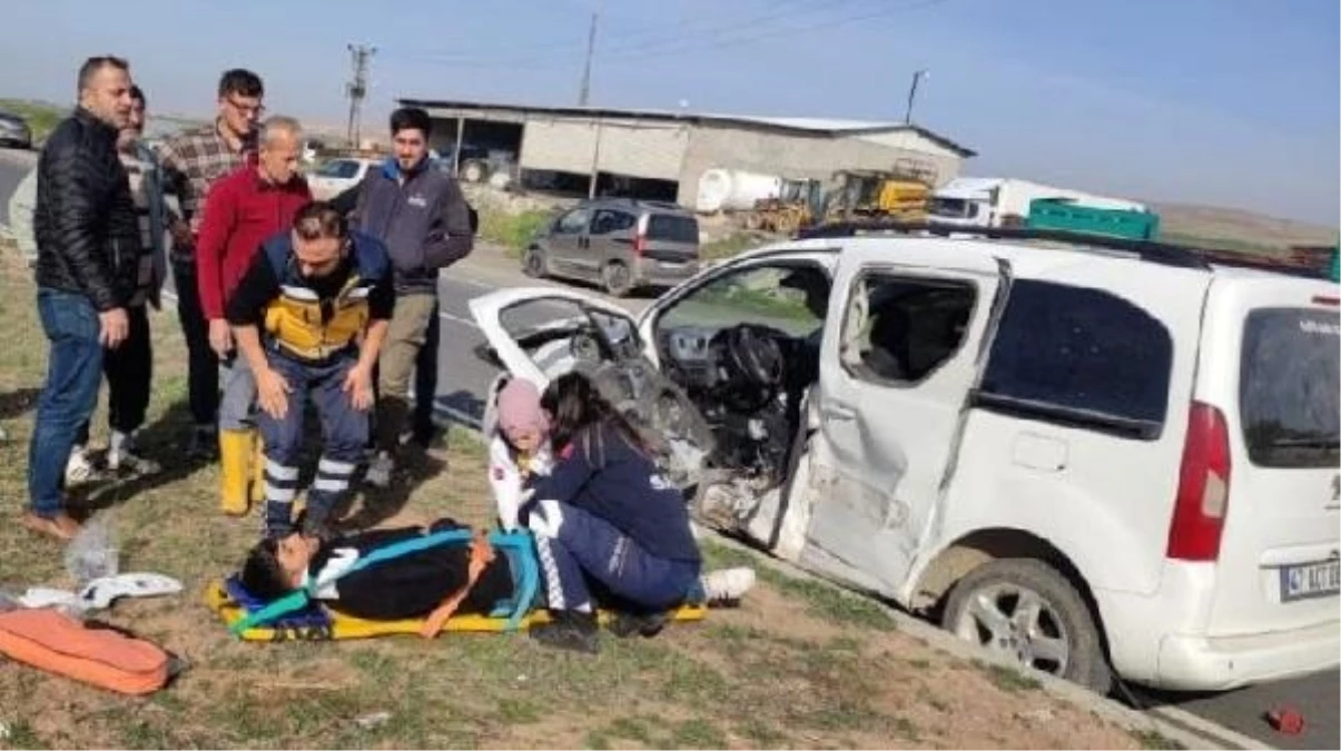 Nusaybin\'de otomobil ile hafif ticari araç çarpıştı: 1\'i bebek 6 yaralı