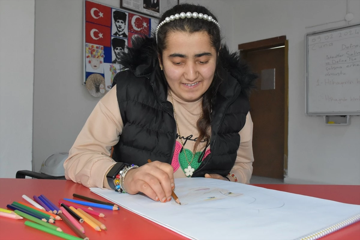 Zihinsel Engelli Öğrenci Zehra Atar, Resim Yeteneğiyle Dikkat Çekiyor