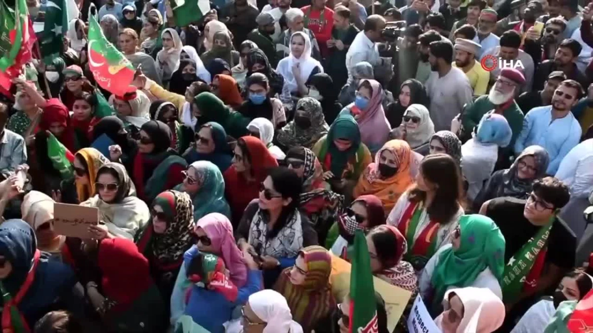 Pakistan\'da eski Başbakan Khan destekçilerinin protestoları devam ediyor