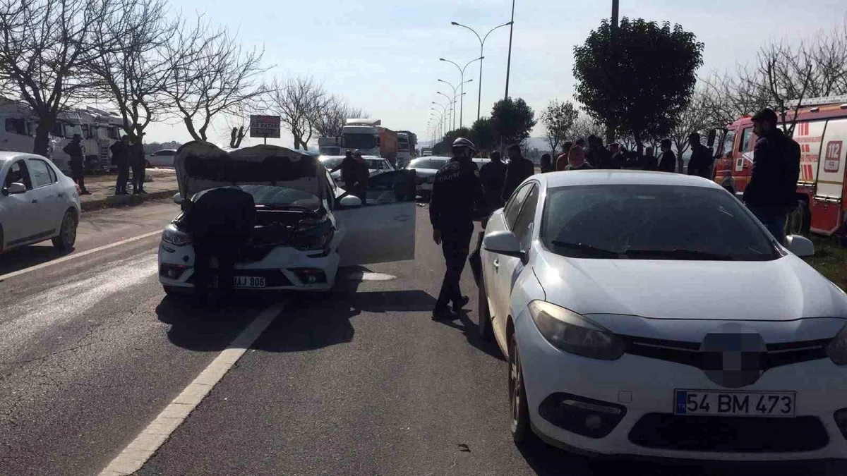 Şanlıurfa\'da 5 aracın karıştığı zincirleme trafik kazasında 11 kişi yaralandı