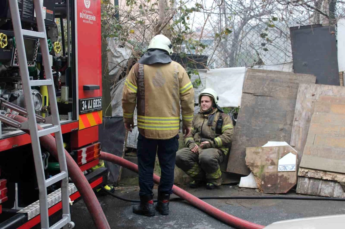 İstanbul Sarıyer\'de yaşlı çiftin evi yangında kül oldu