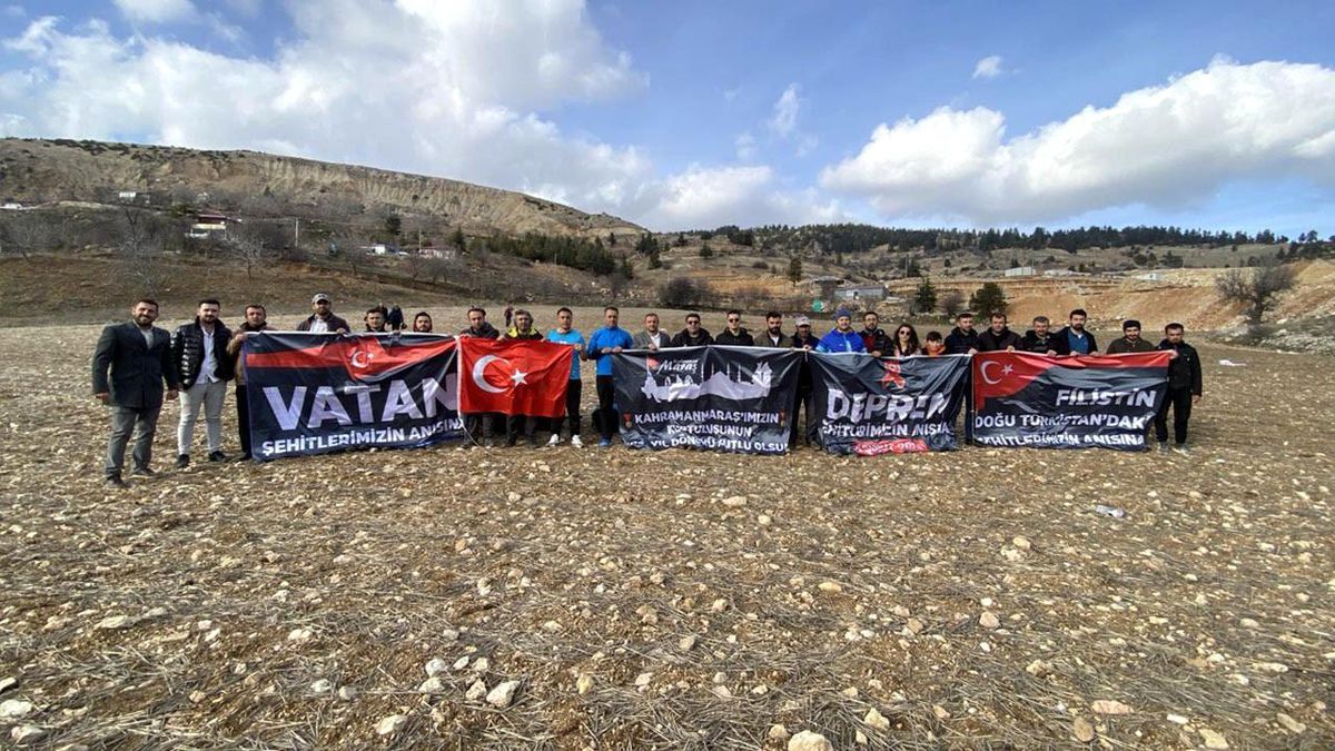 Kahramanmaraş ve Gaziantepli paraşütçüler, şehitlere saygı uçuşu gerçekleştirdi