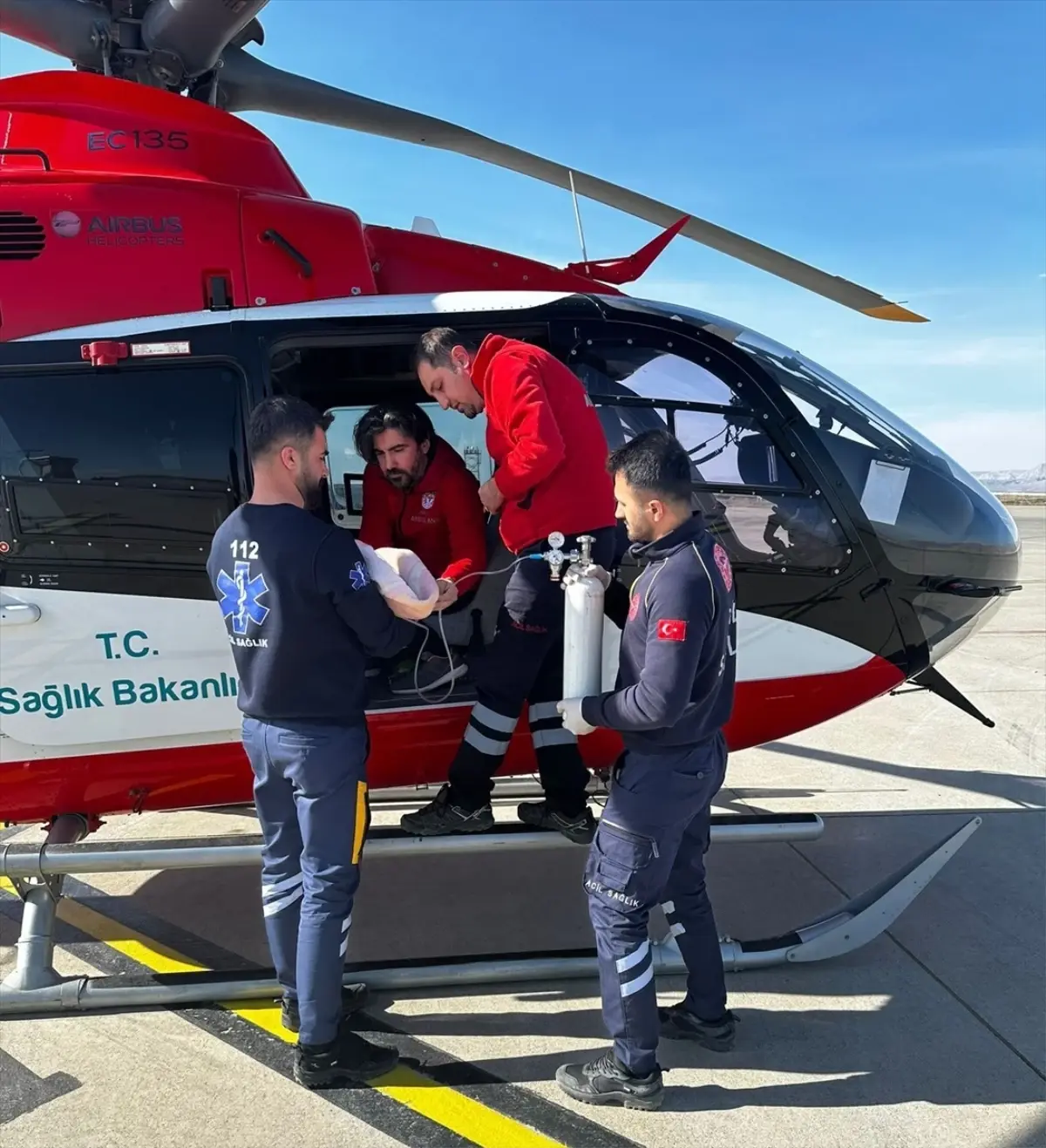 Şırnak\'ta solunum yetmezliği bulunan bebek ambulans helikopterle Elazığ\'a sevk edildi