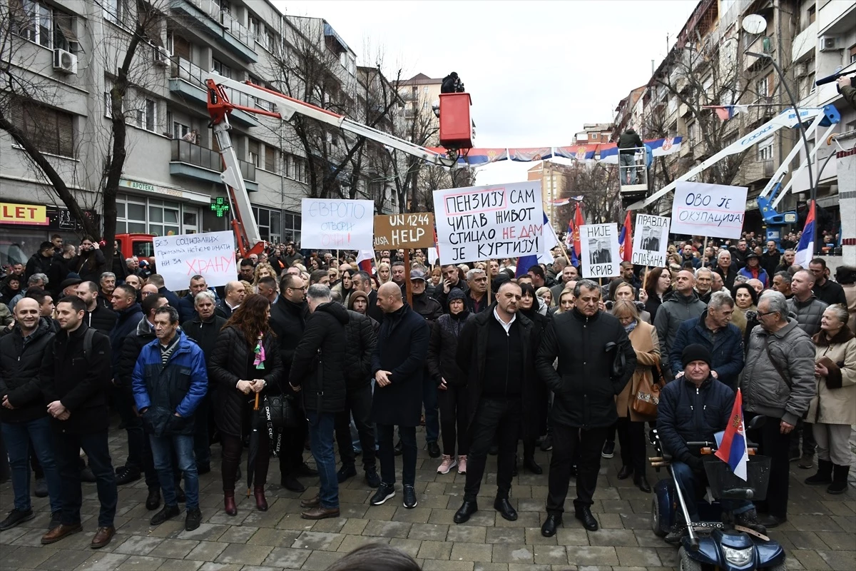 Kosova\'da Sırplar Sırp dinarının yasaklanmasını protesto etti