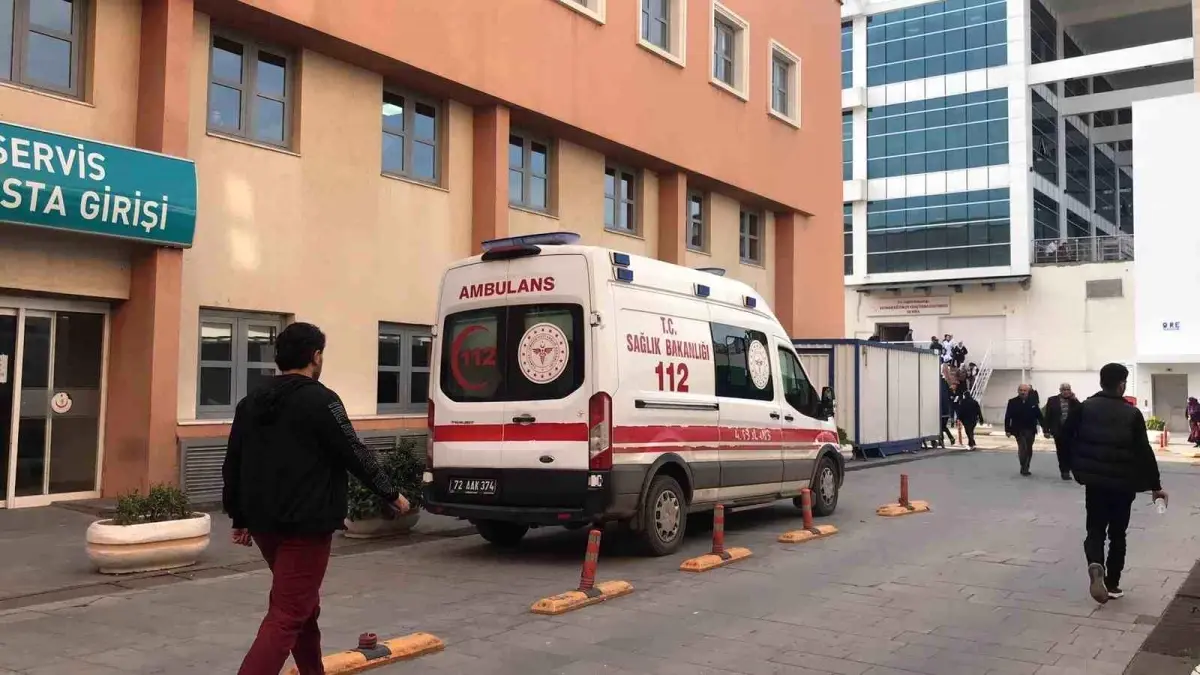 Batman-Siirt kara yolunda minibüs ile kamyonet çarpıştı: 15 yaralı