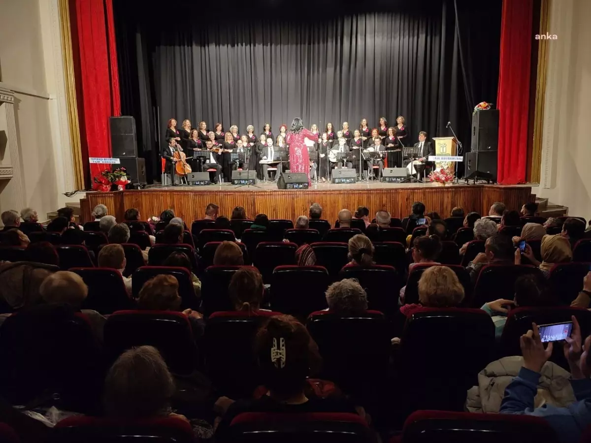 Tepebaşı Belediyesi Güllerin Sesi Kadınlar Korosu Konser Verdi