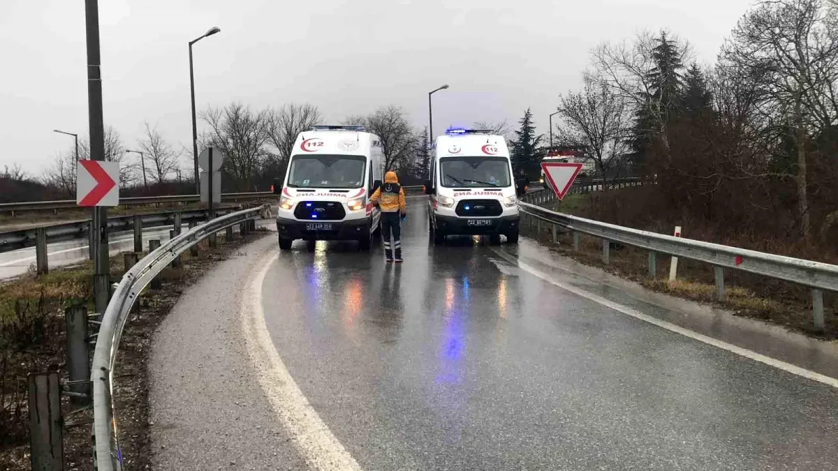 Edirne\'de Ters Yöne Giren Tır ile Beton Mikseri Kafa Kafaya Çarpıştı