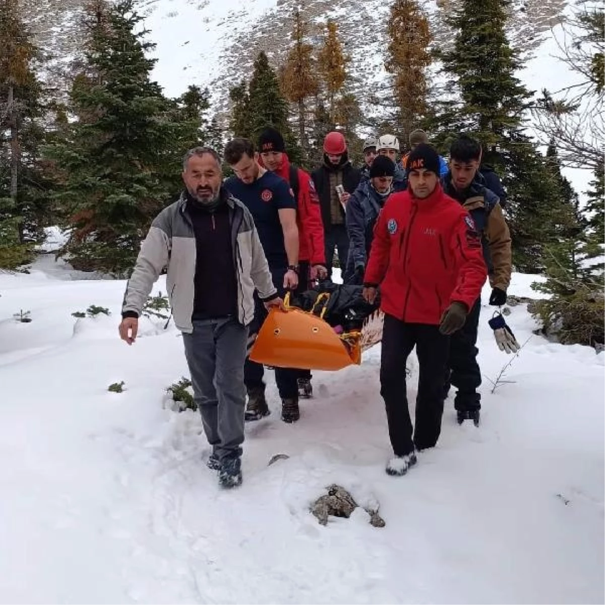 Niğde\'de Demirkazık Dağı\'na tırmanırken düşen dağcı kurtarıldı