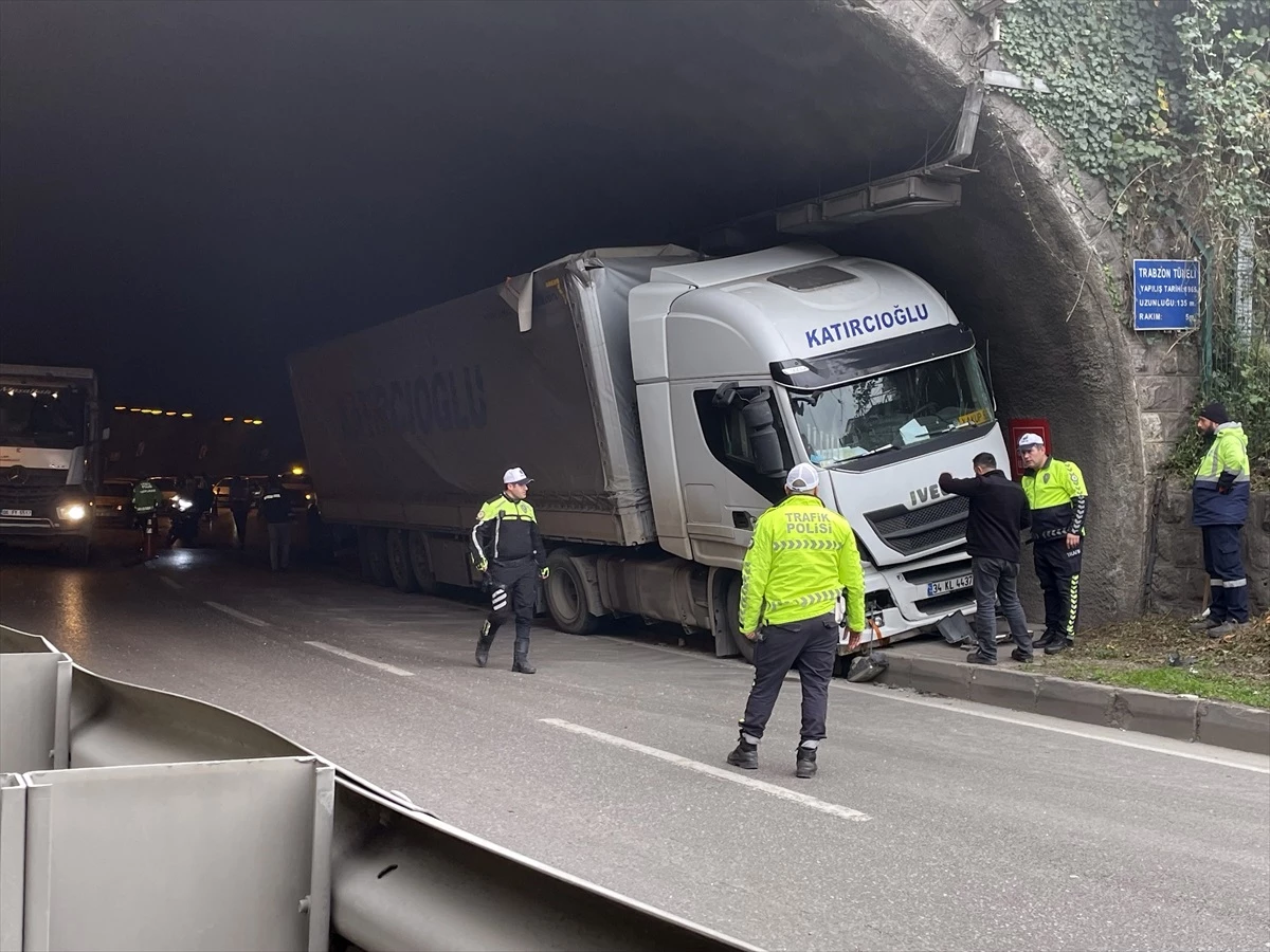 Trabzon\'da tırın tünel duvarına çarpması sonucu sürücü yaralandı