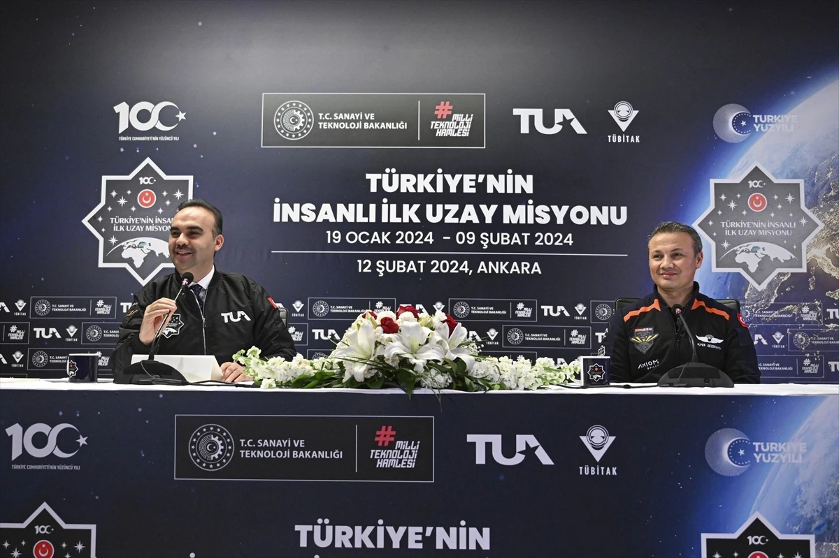 Türkiye\'nin ilk astronotu Alper Gezeravcı, ISS\'deki deneyleri temsil eden bayrakları gençlere teslim etti