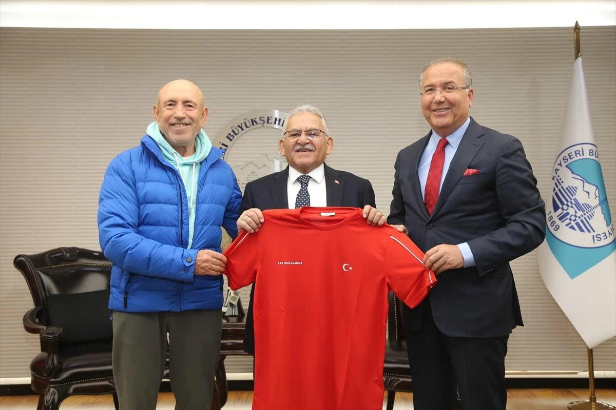 Türkiye Tenis Federasyonu Başkanı Kayseri Büyükşehir Belediyesi\'ni ziyaret etti