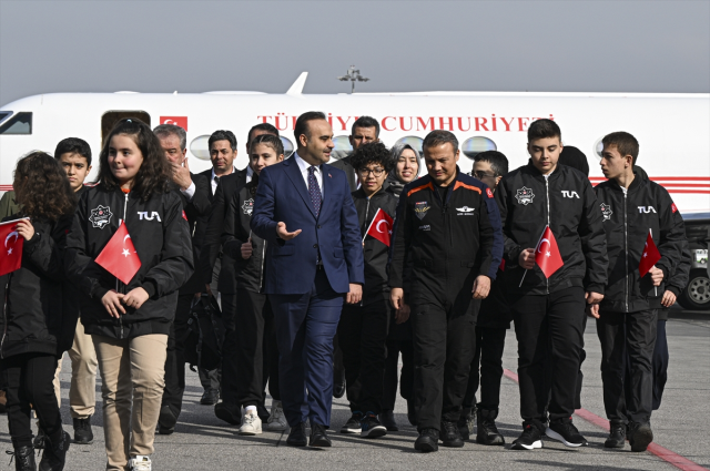 Türkiye'ye dönen Alper Gezeravcı'dan 'Turistik geziye çıktı' eleştirilerine yanıt