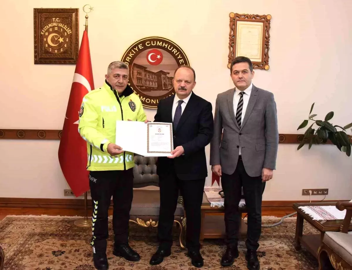 Kastamonu Valisi, Kalp Krizi Geçiren Vatandaşı Hayata Döndüren Polis Memurlarına Başarı Belgesi Takdim Etti