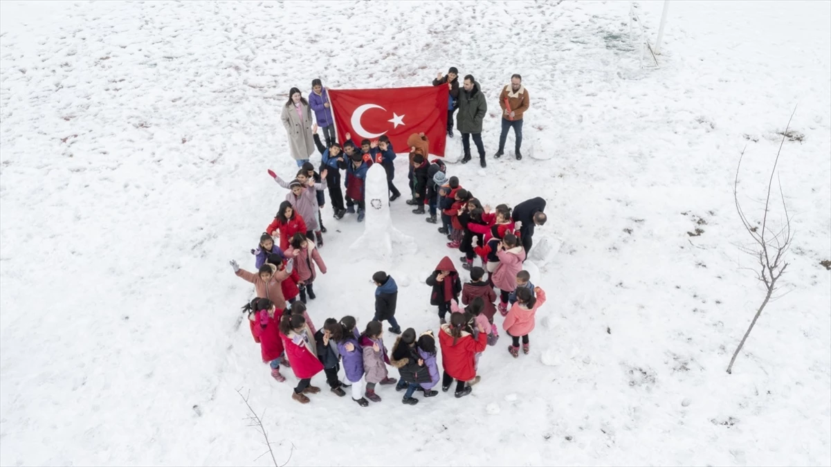 Van\'ın Erciş ilçesindeki öğrenciler, Alper Gezeravcı\'yı okullarına davet etti