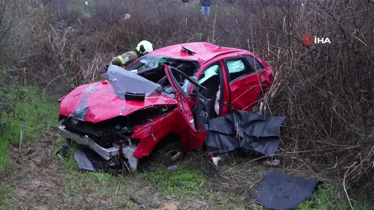Yağış nedeniyle kayganlaşan yoldan çıkarak taklalar atan otomobilin sürücüsü hayatını kaybetti