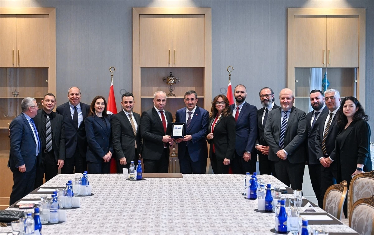 Cumhurbaşkanı Yardımcısı Cevdet Yılmaz, ATİAD Başkanı ve Yönetim Kurulu Üyeleri İle Görüştü
