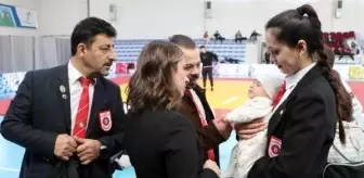 Judo Antrenörü ve Hakem Eşi, Şampiyonaya 2 Aylık Bebekleriyle Katıldı