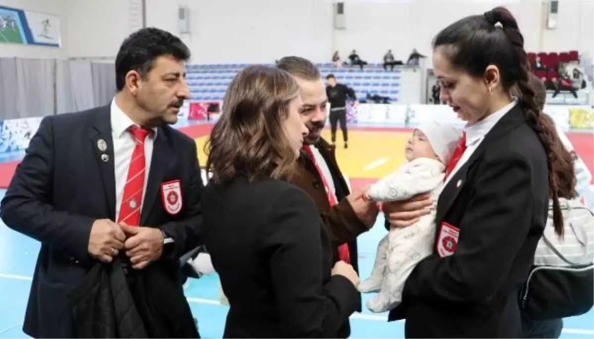 Judo Antrenörü ve Hakem Eşi, Şampiyonaya 2 Aylık Bebekleriyle Katıldı