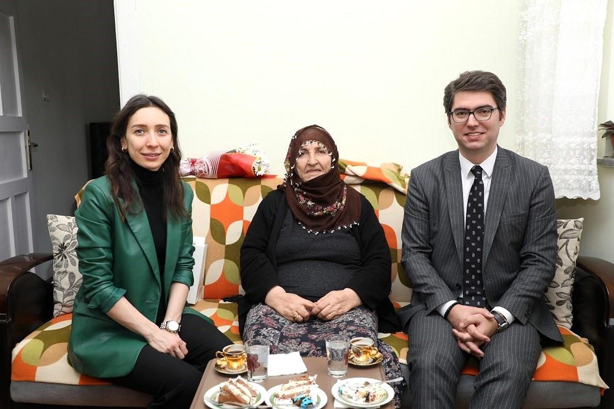 Van\'da yaşlı kadına sürpriz doğum günü kutlaması