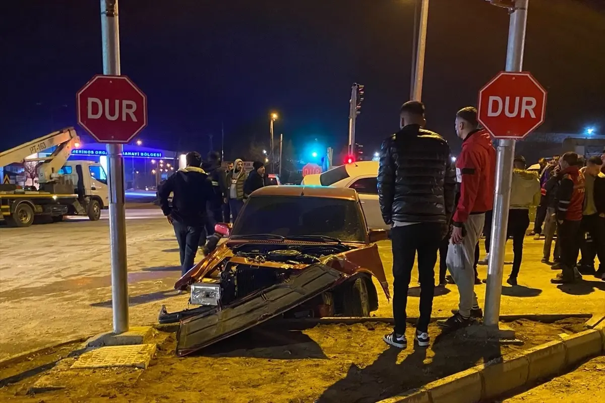 Adıyaman\'ın Besni ilçesinde trafik kazasında 2 kişi yaralandı