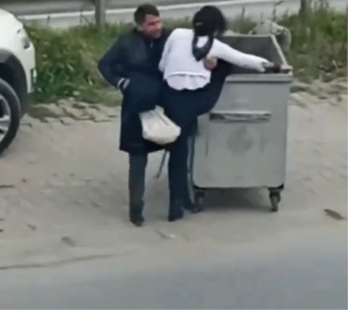 Alkollü kadın ağlayarak çöp konteynerine girmeye çalıştı