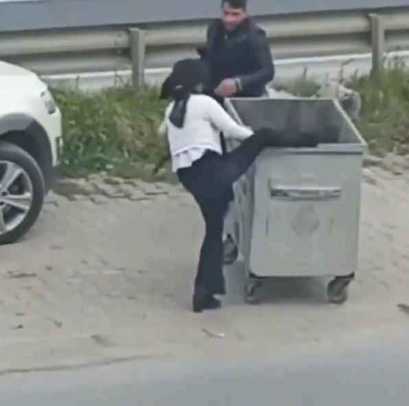 Alkollü kadın çöp konteynerine girmeye çalıştı