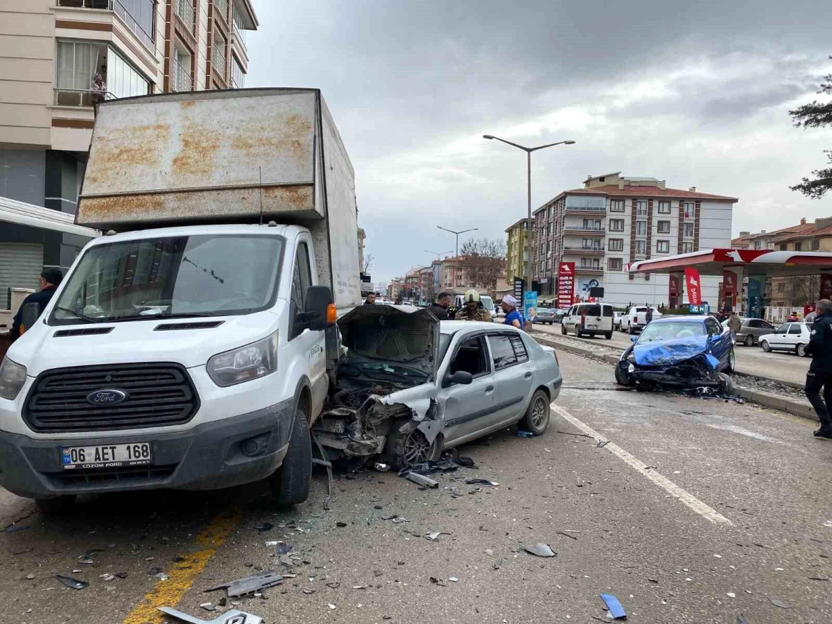 Ankara\'da trafik kazası: 5 kişi yaralandı