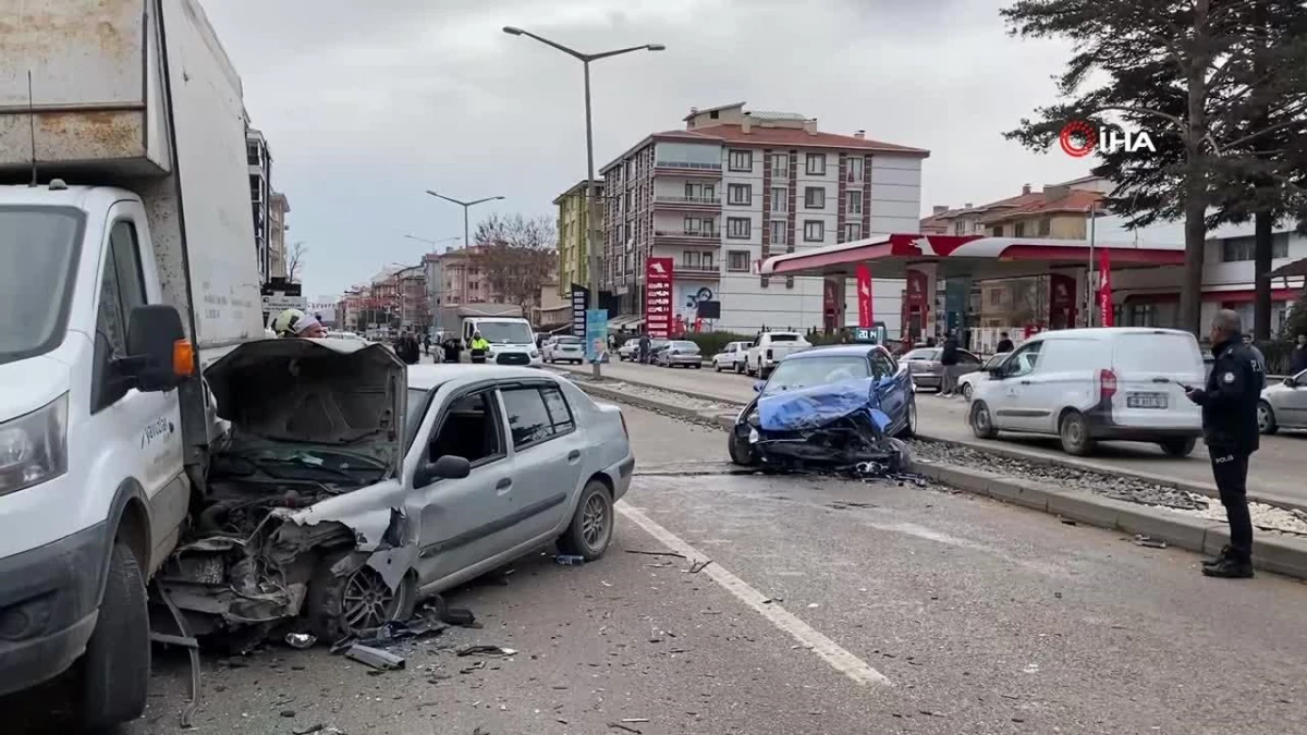 Ankara\'da zincirleme trafik kazası: Araçlardan biri park halindeki kamyonun altına girdi: 5 yaralı