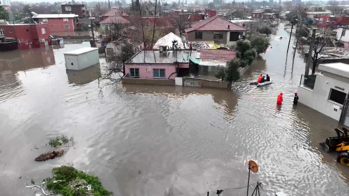Antalya Büyükşehir Belediye Başkanı Muhittin Böcek, sel felaketinin yaşandığı bölgelerde çalışmaları koordine etti