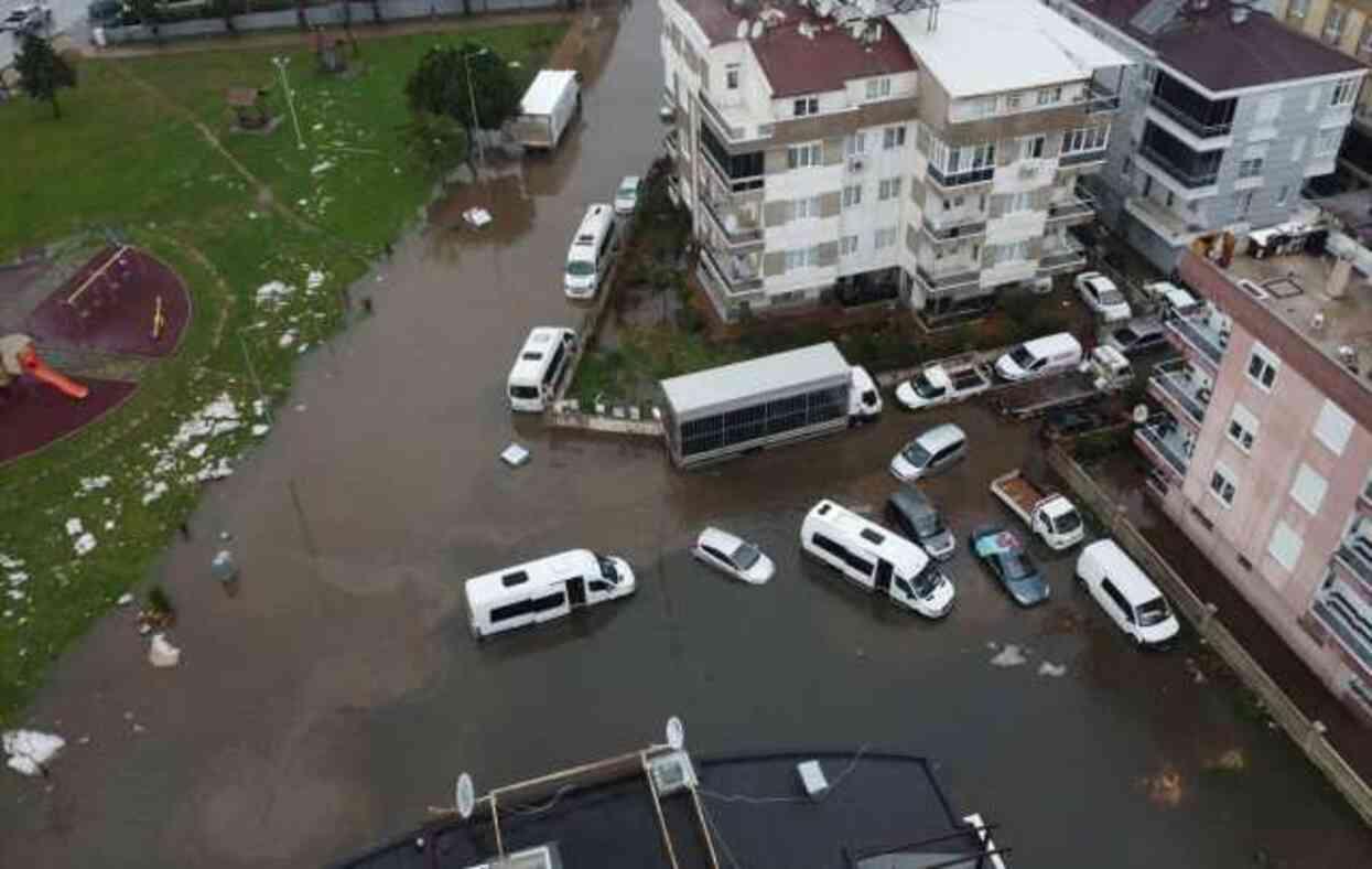 Antalya'da sel nedeniyle 1 kişi hayatını kaybetti, 3 ilçede okullar yarın da tatil Antalya'da sel nedeniyle 1 kişi hayatını kaybetti, 3 ilçede okullar yarın da tatil