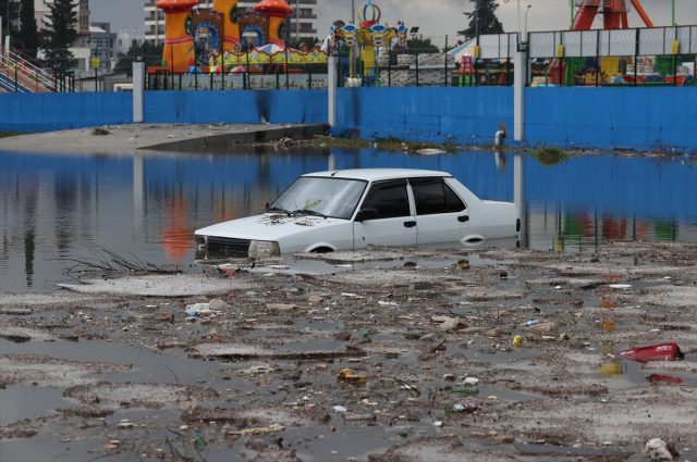 Antalya'da sel nedeniyle 1 kişi hayatını kaybetti, 3 ilçede okullar yarın da tatil