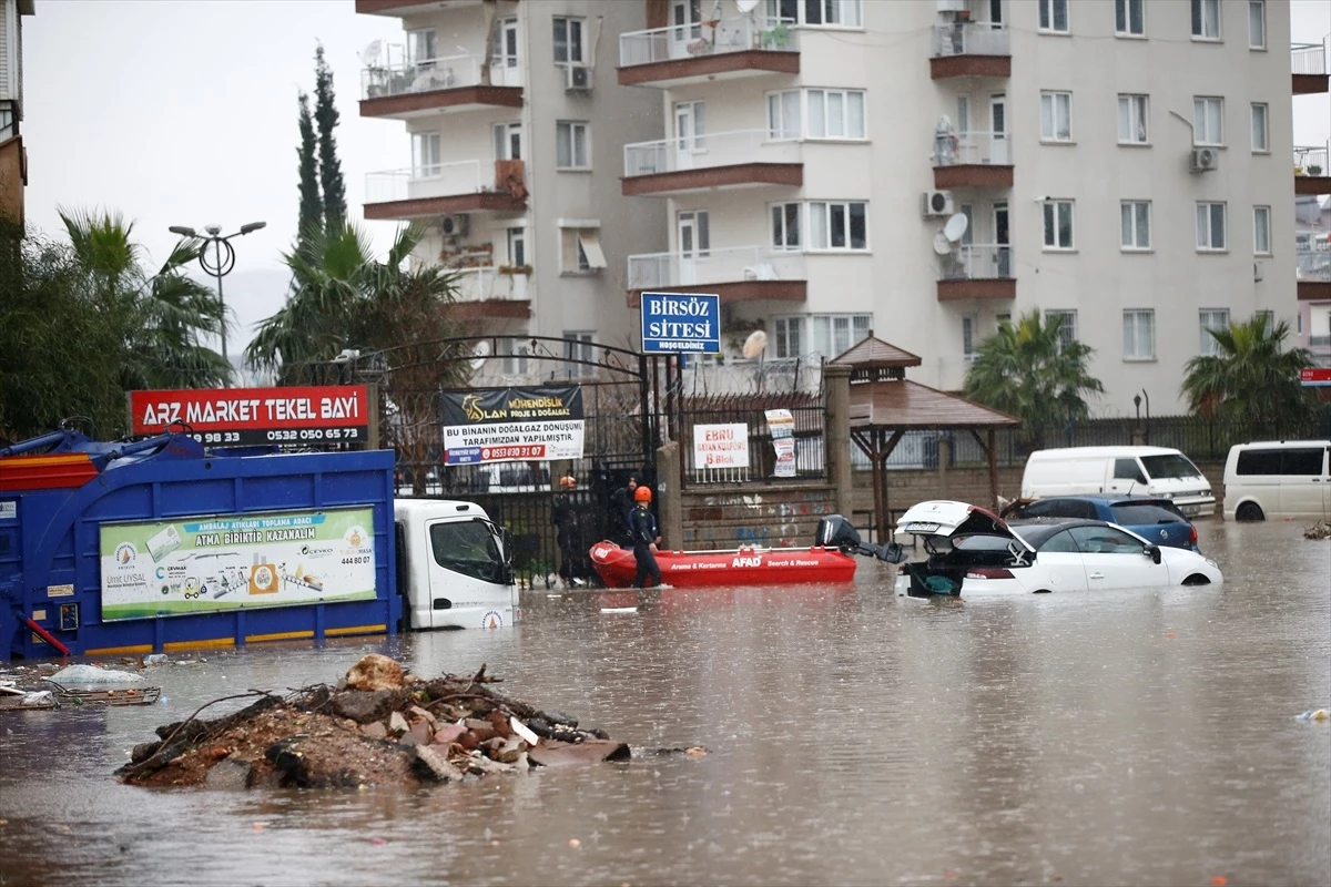 Antalya\'da Şiddetli Yağış Sonucu Su Baskınları