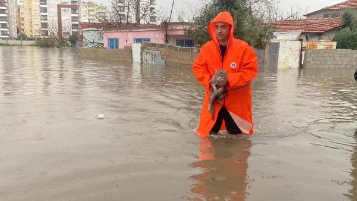 Antalya\'da Sel Felaketinde Mahsur Kalanlar Botlarla Kurtarıldı