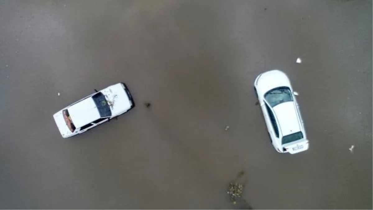 Antalya\'da Şiddetli Yağış Sonrası Araçlar Su İçinde Kalıyor
