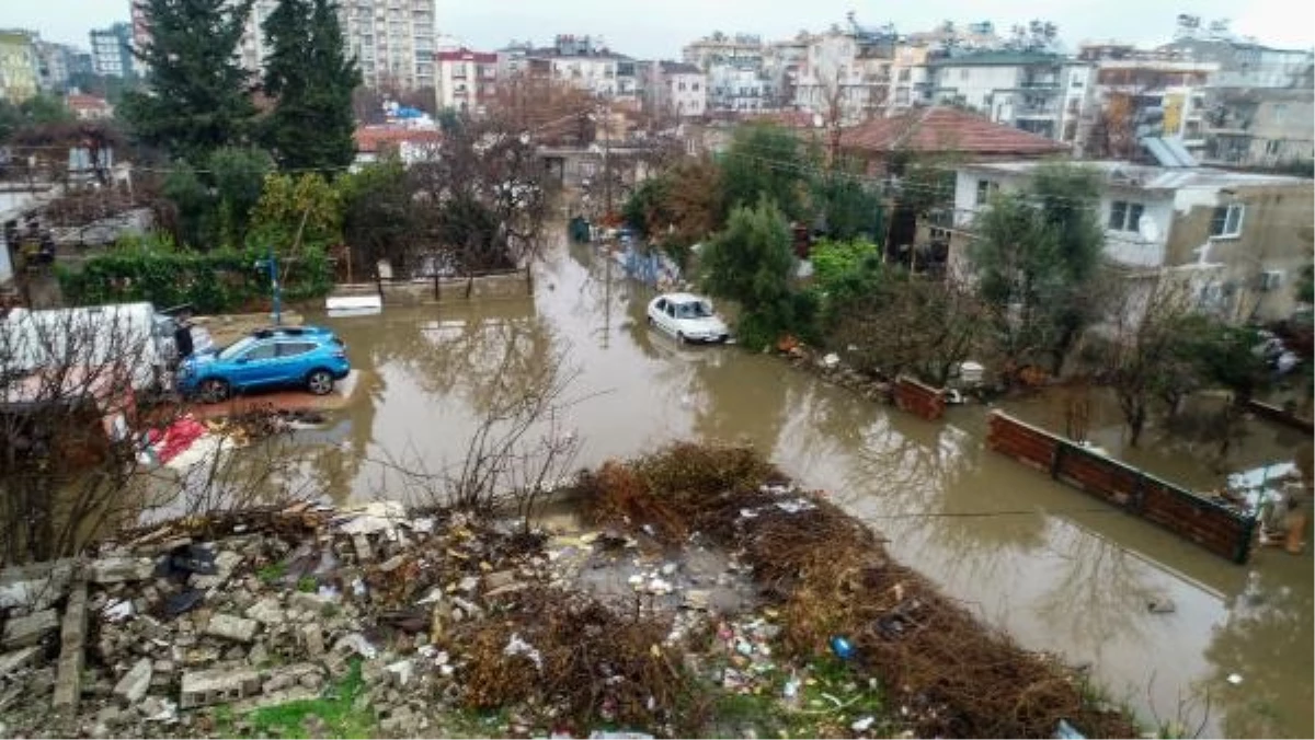 Antalya\'da Sağanak Yağış: Evleri Su İçerisinde Kalan Vatandaşlar Pencereden İçeri Girdi