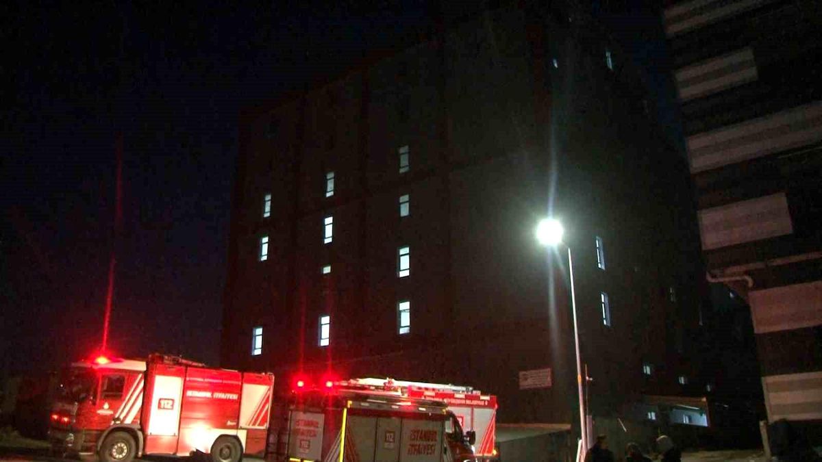 Arnavutköy\'de Asansörde Sıkışan Genç Hayatını Kaybetti